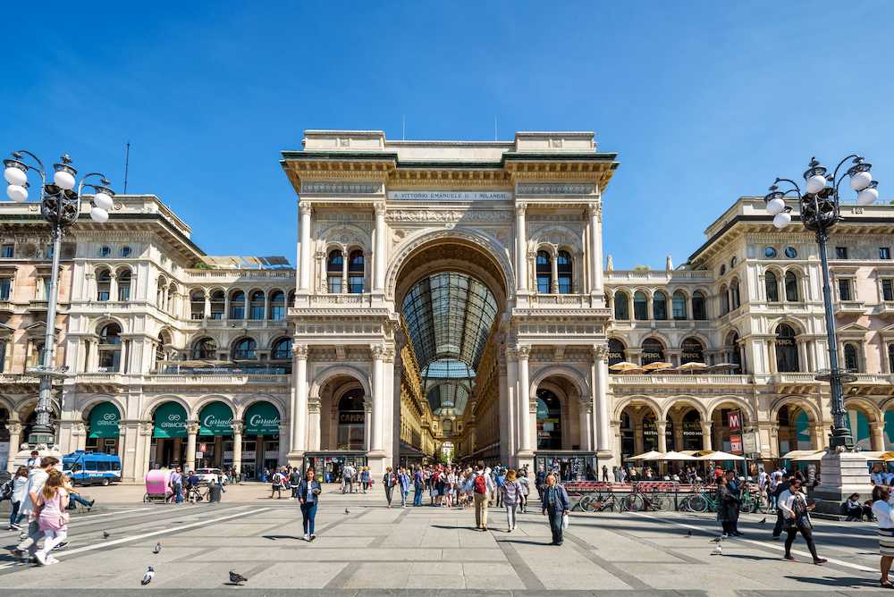 Galleria Vittorio Emanuele II, watching architecture and shopping