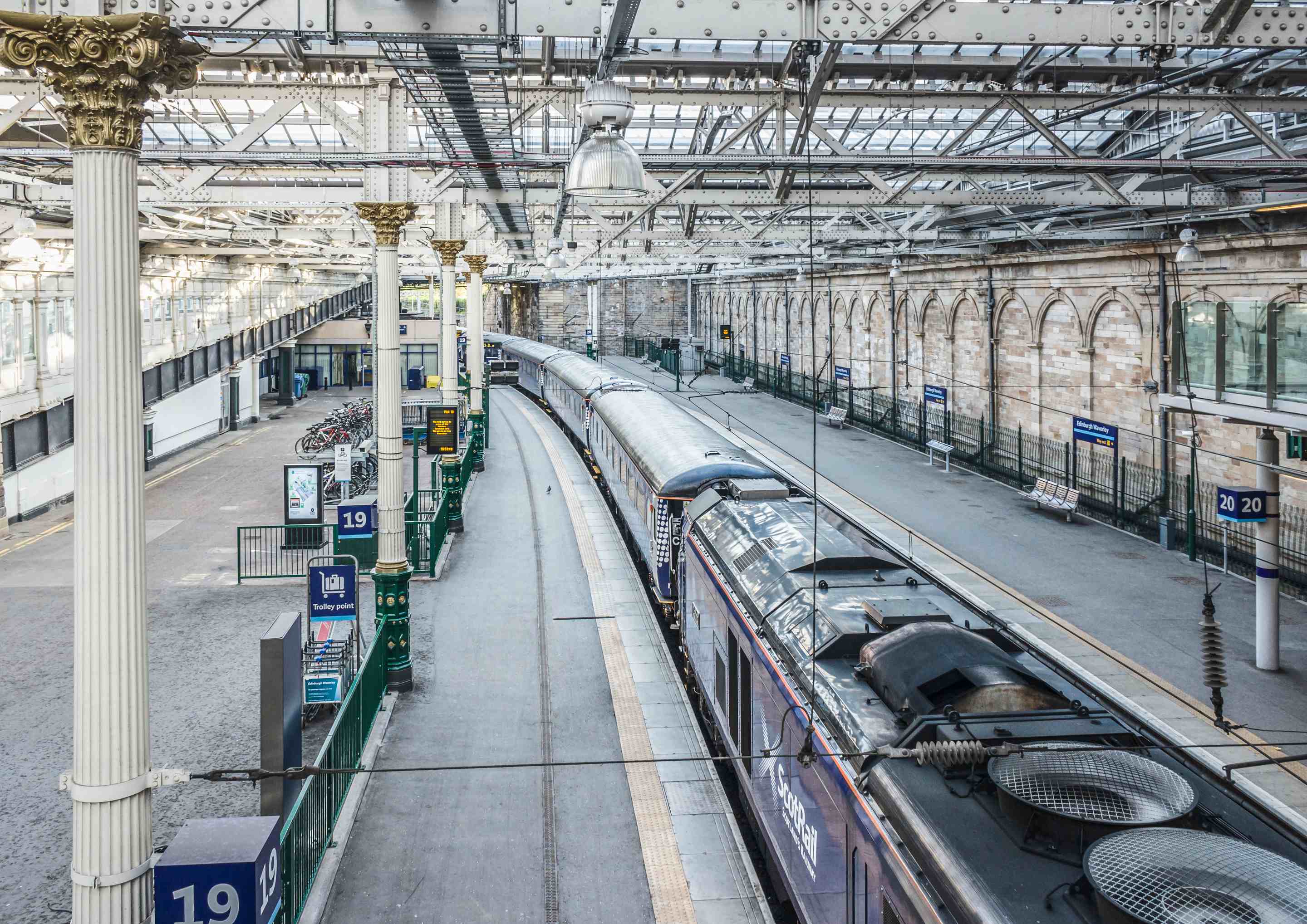 uk-scotland-edinburgh-waverley-platform.jpg