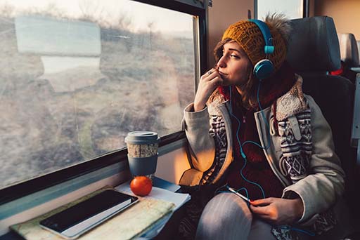 ragazza su un treno